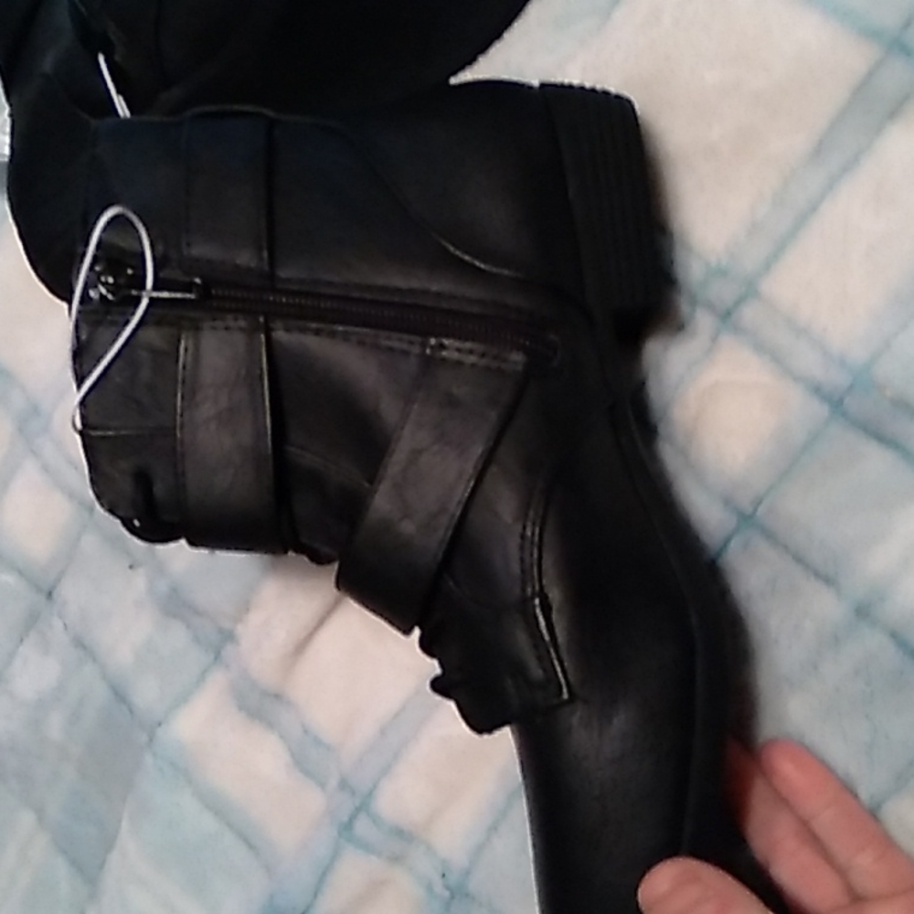 ❤️ NWT  Black short boots. Size 8M - Picture 3 of 16